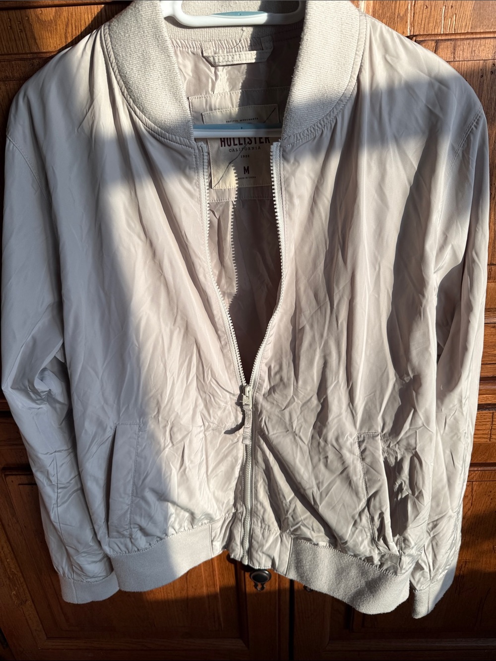 Hollister men’s Light Beige Bomber Jacket - Size M
